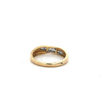 18ct yellow gold diamond ring with 1/4 caret center stone in size Q, featuring a classic design and unbranded craftsmanship.