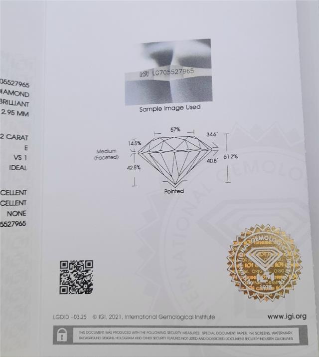 18ct yellow gold lab diamond earrings with 0.84ct total weight, color E, VS1 clarity, featuring IGI certification.