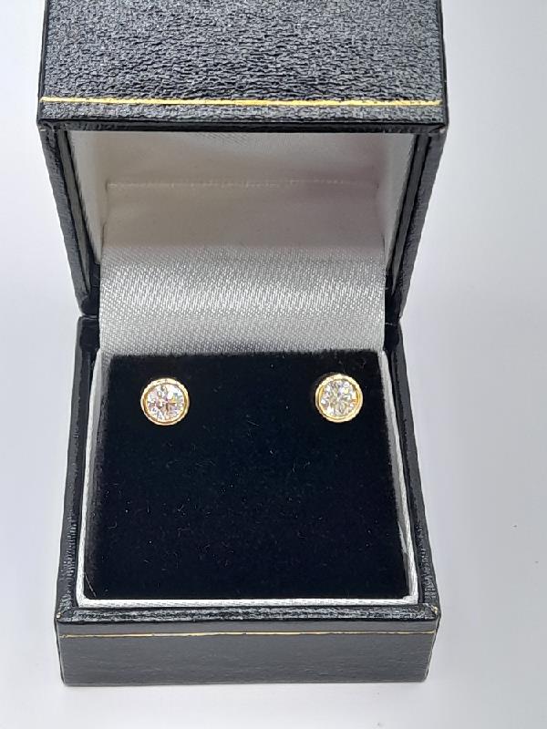 18ct yellow gold lab diamond earrings with 0.84ct total weight, color E, VS1 clarity, IGI certified, elegant jewelry.