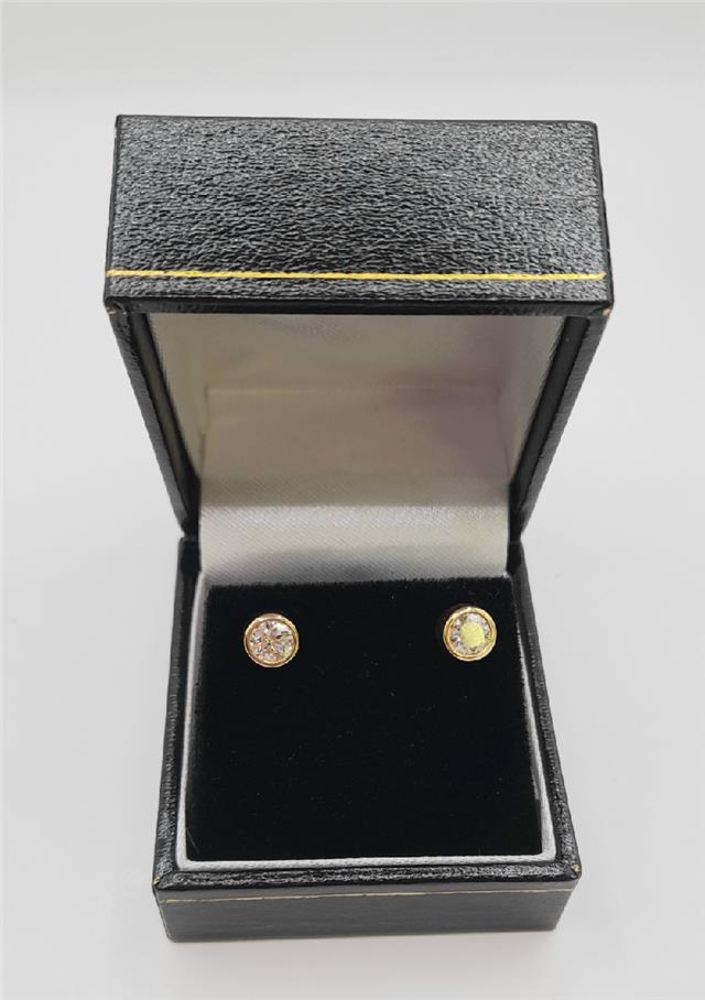18ct yellow gold lab diamond earrings with 0.84ct total weight, color E, VS1 clarity, IGI certification, elegant and sparkling design