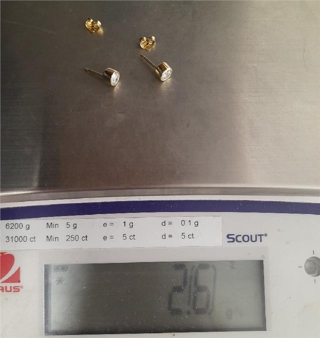 18ct yellow gold lab diamond earrings with 0.84ct diamonds, color E, VS1 clarity, featuring a classic stud design.