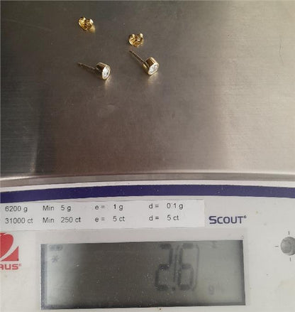 18ct yellow gold lab diamond earrings with 0.84ct diamonds, color E, VS1 clarity, featuring a classic stud design.