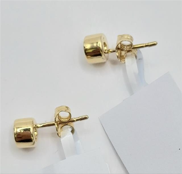 18ct yellow gold lab diamond earrings with 0.84ct total weight, color E, VS1 clarity, featuring sparkling diamonds.