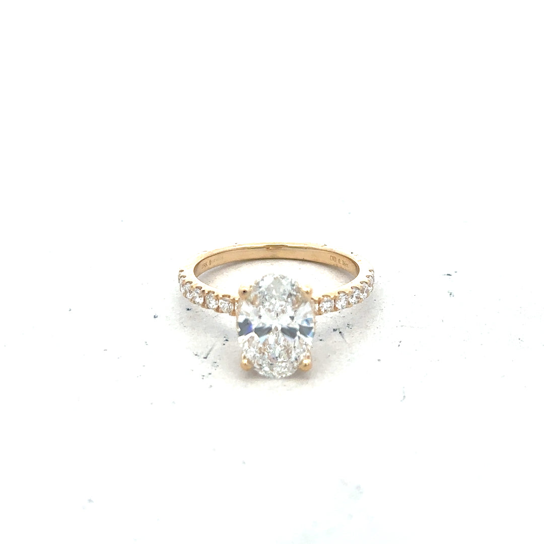 18ct yellow gold lab-grown diamond ring with 2.1ct VS1 F color, size M, featuring a sparkling central diamond.