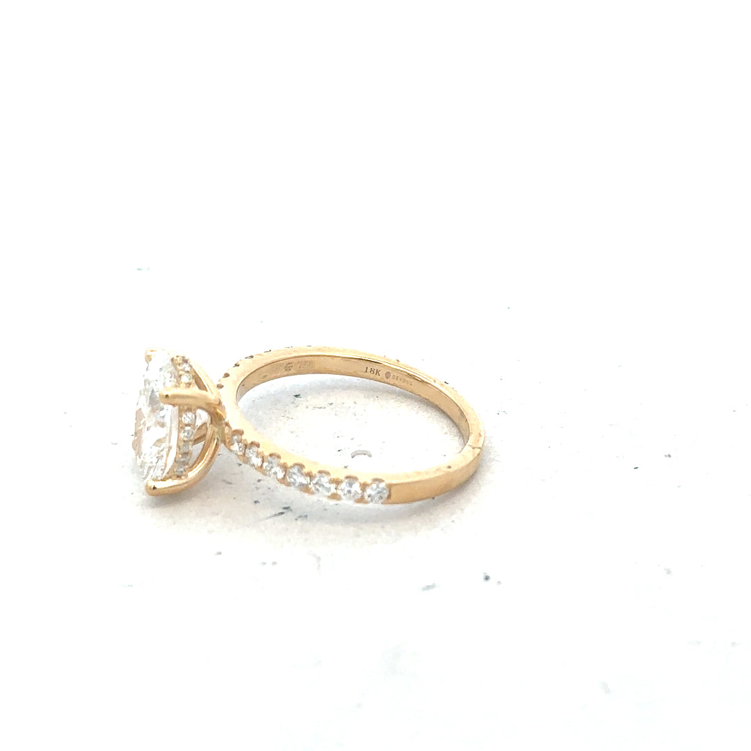 18ct yellow gold ring featuring a 2.1ct lab-grown diamond, VS1 clarity, F color, size M.