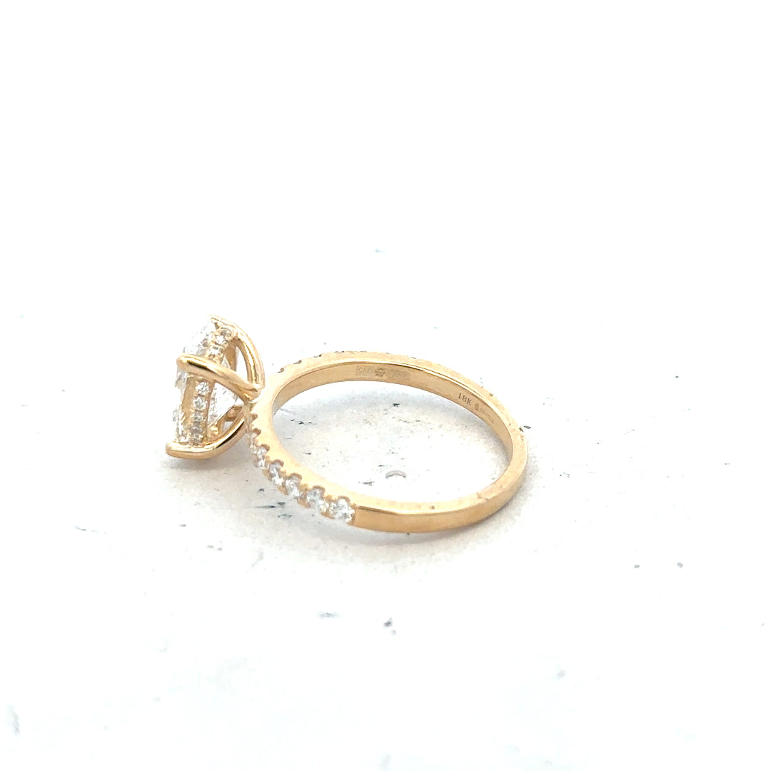 18ct yellow gold ring featuring a 2.1ct VS1 F lab-grown diamond in size M, with a sleek and elegant design.