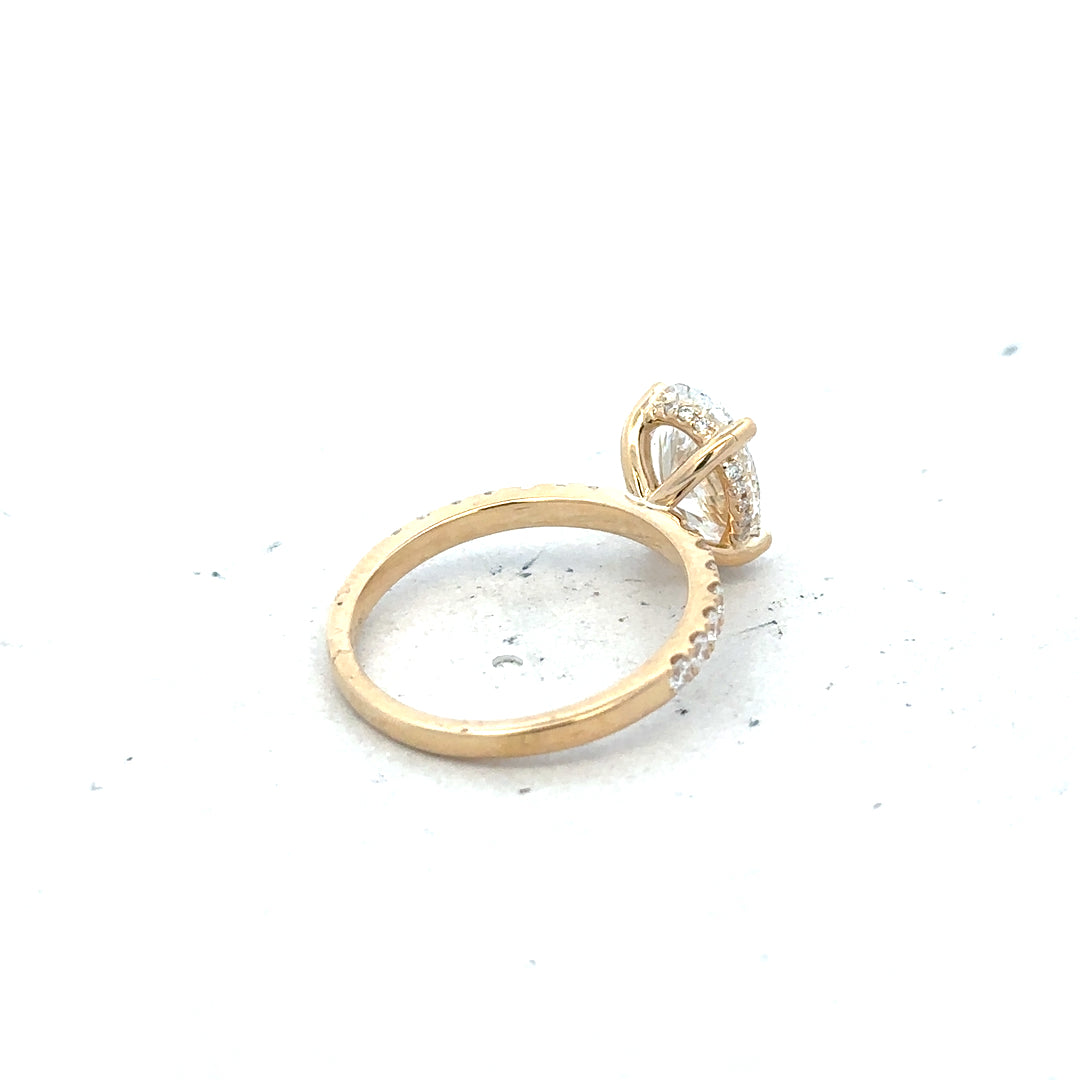 18ct yellow gold lab-grown diamond ring with 2.1ct VS1 F clarity, size M, featuring a sparkling central diamond.