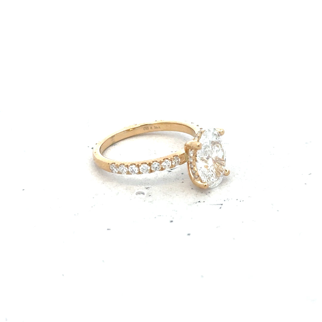 18ct yellow gold ring with 2.1ct VS1 F lab-grown diamond, size M, featuring a sparkling central gemstone and elegant band.