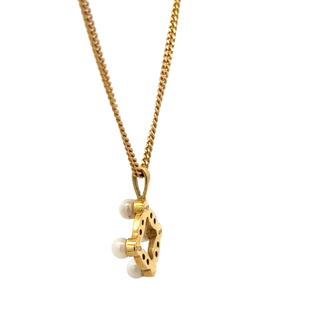18ct yellow gold chain with a pendant, weighing 4.3g, featuring a simple and elegant design.
