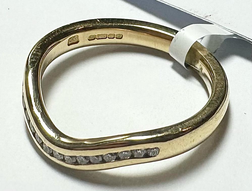 18ct yellow gold diamond ring in size K with sparkling diamonds, elegant jewelry piece with a classic design.