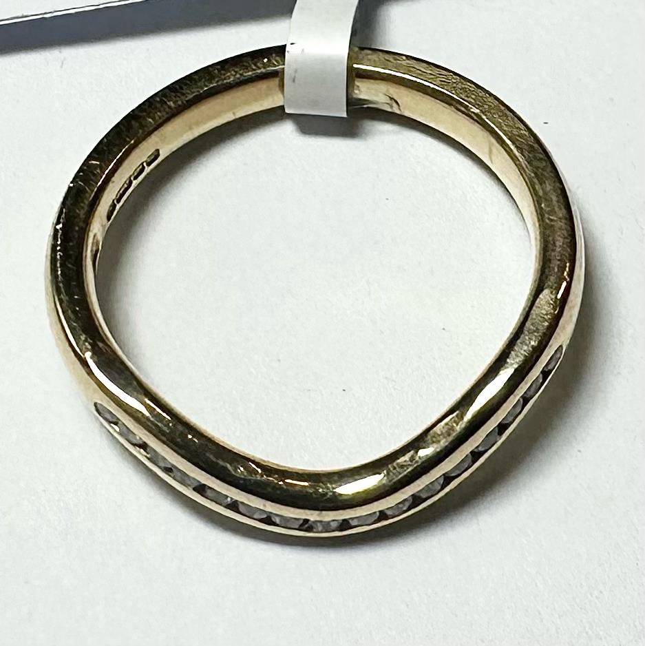 18ct yellow gold diamond ring in size K with sparkling diamonds, featuring a classic design and unbranded craftsmanship.