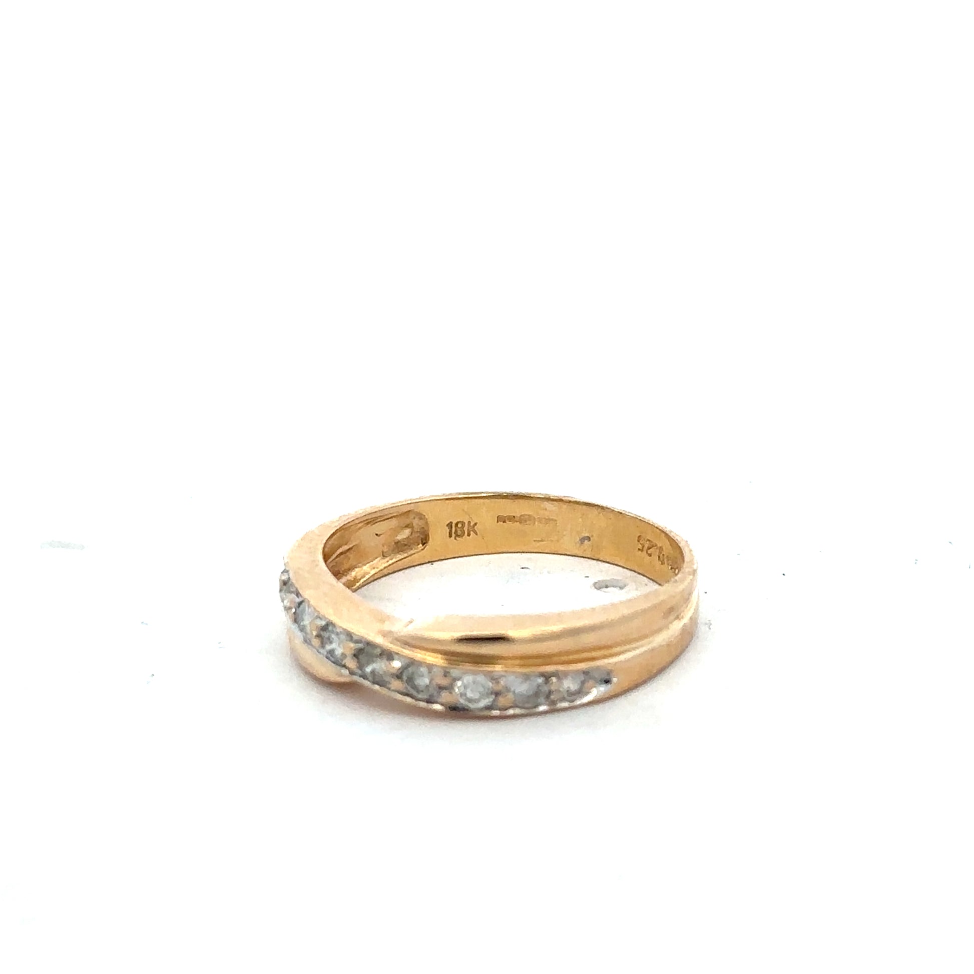 18ct yellow gold diamond ring in size N with a sparkling diamond, unbranded jewelry piece with elegant design