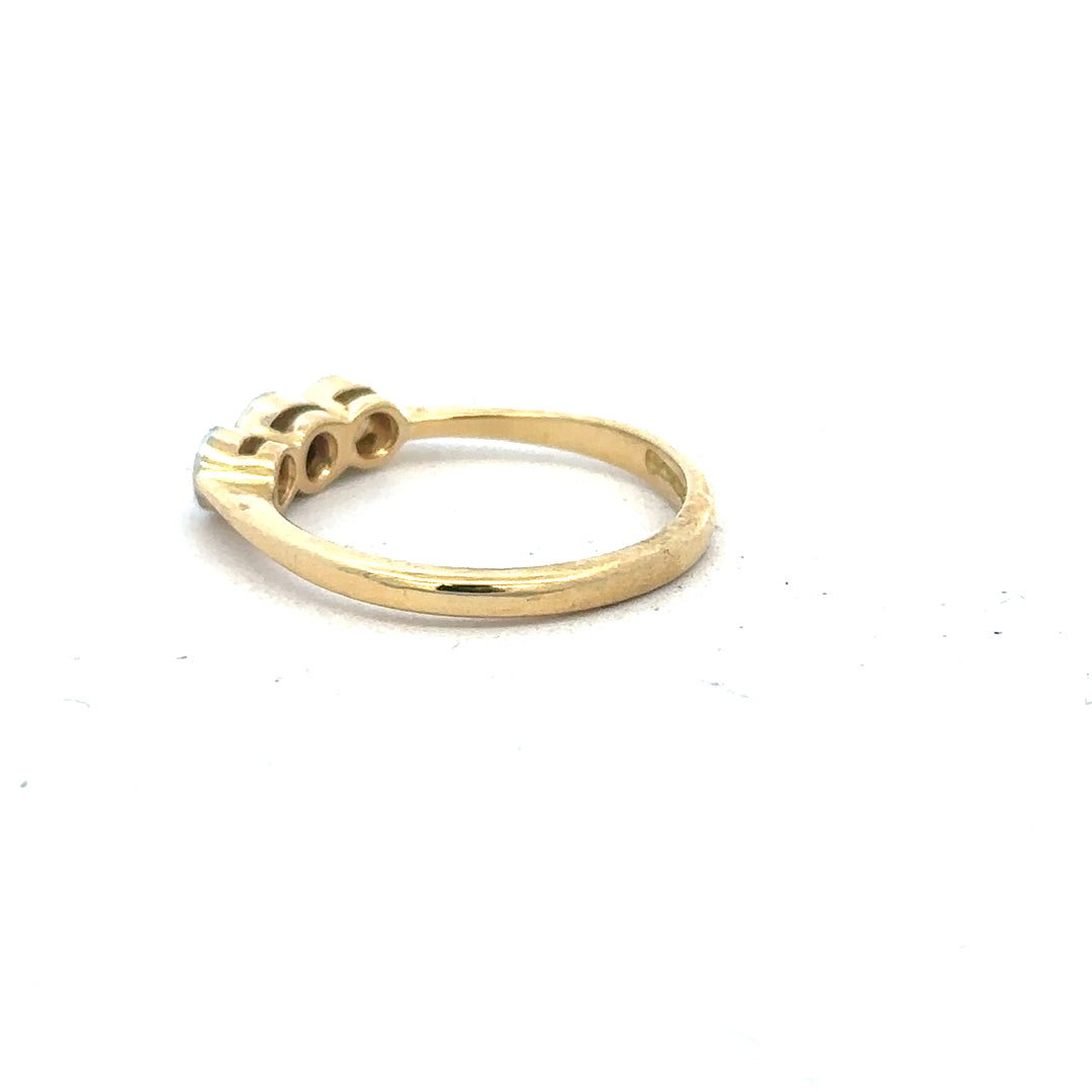 18ct yellow gold diamond ring in size O with sparkling diamonds, unbranded jewelry piece showcasing elegant craftsmanship.