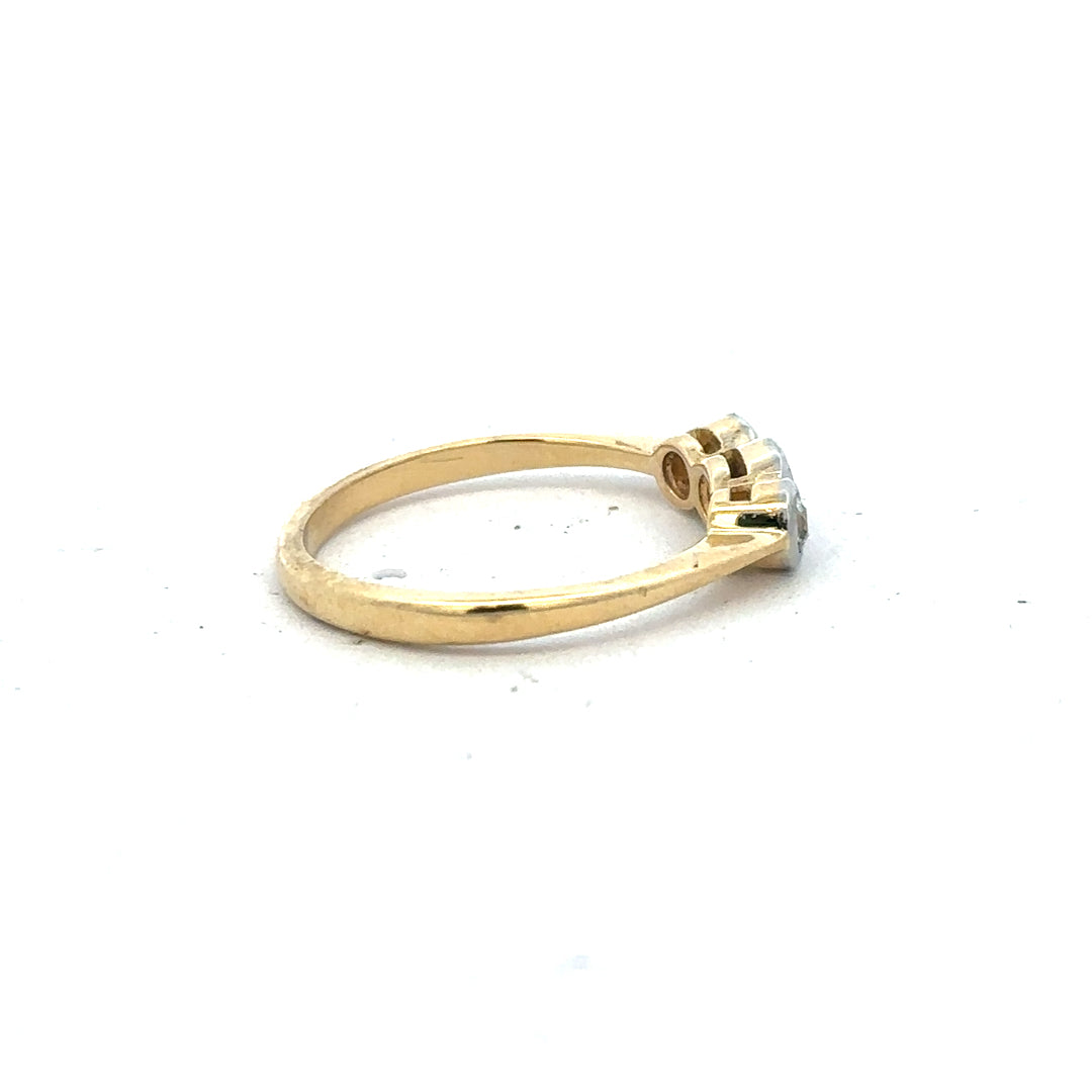 18ct yellow gold diamond ring in size O, featuring a sparkling diamond setting, unbranded jewelry with elegant design.