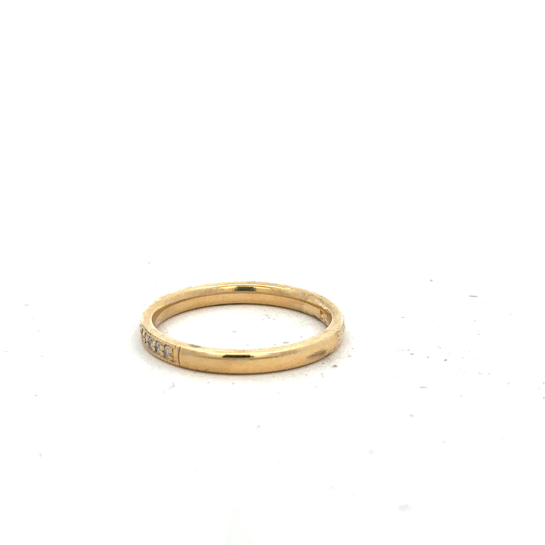18ct yellow gold diamond ring in size P with sparkling diamonds, unbranded jewelry piece displayed on a plain background.