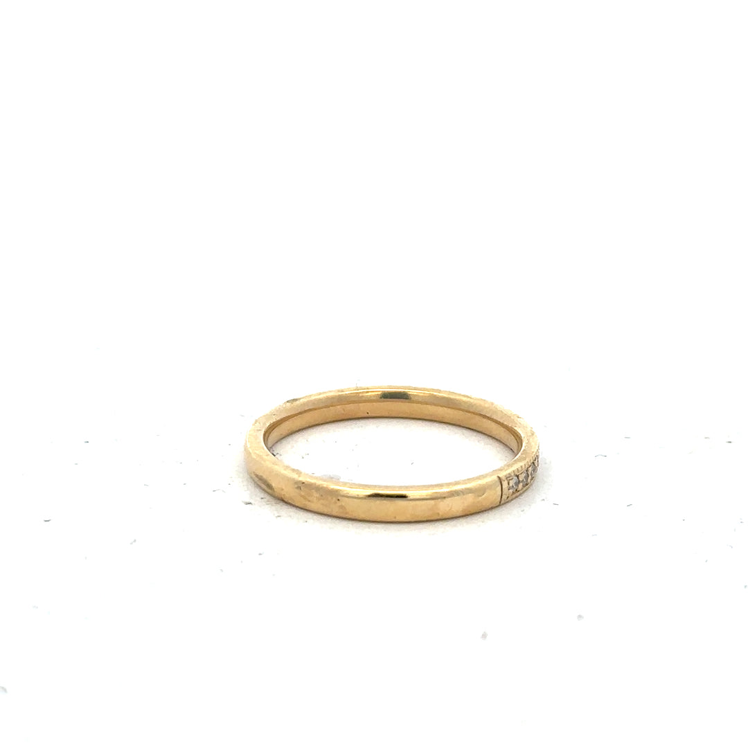 18ct yellow gold diamond ring size P, unbranded, featuring a sparkling diamond set in a sleek gold band.