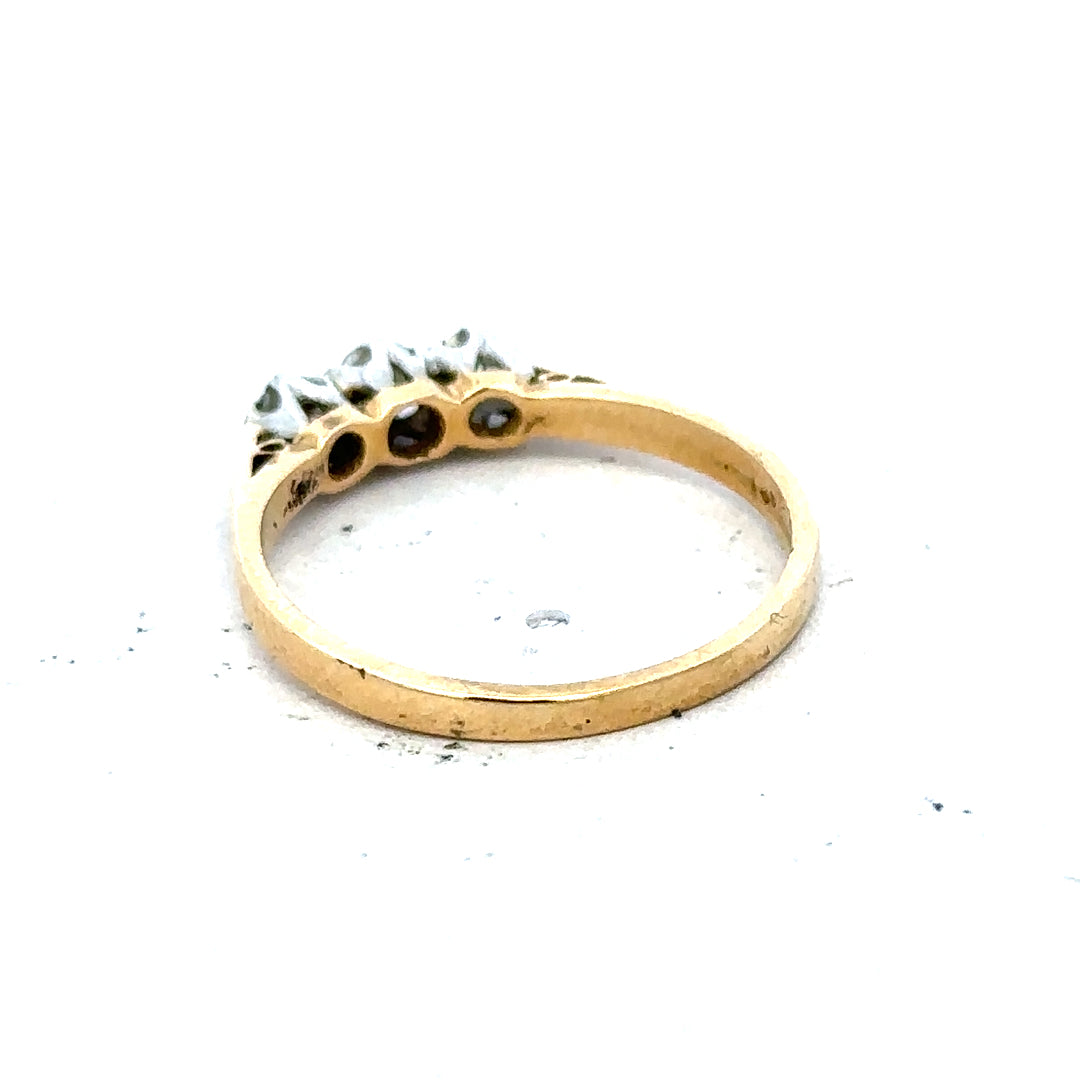 18ct yellow gold diamond ring in size P1/2 featuring a sparkling diamond setting and a classic, elegant design.