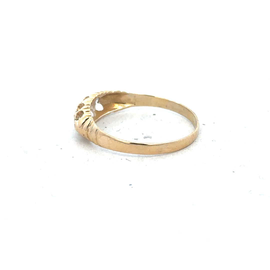 18ct yellow gold diamond ring in size S with sparkling diamonds, showcasing elegant craftsmanship and a classic design.