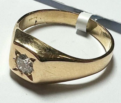 18ct yellow gold diamond ring in size S, featuring a sparkling diamond setting on a sleek, elegant band.