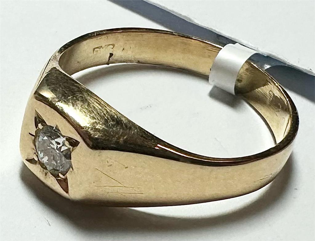 18ct yellow gold diamond ring in size S, featuring a sparkling diamond setting, unbranded jewelry piece.
