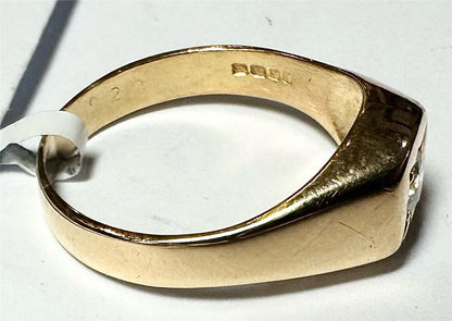 18ct yellow gold diamond ring in size S, featuring a sparkling diamond setting, unbranded jewelry piece.