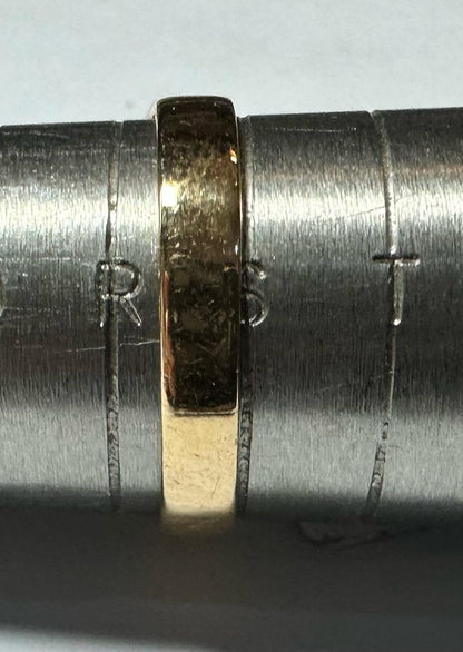 18ct yellow gold diamond ring in size S, featuring a sparkling diamond setting, unbranded jewelry piece.