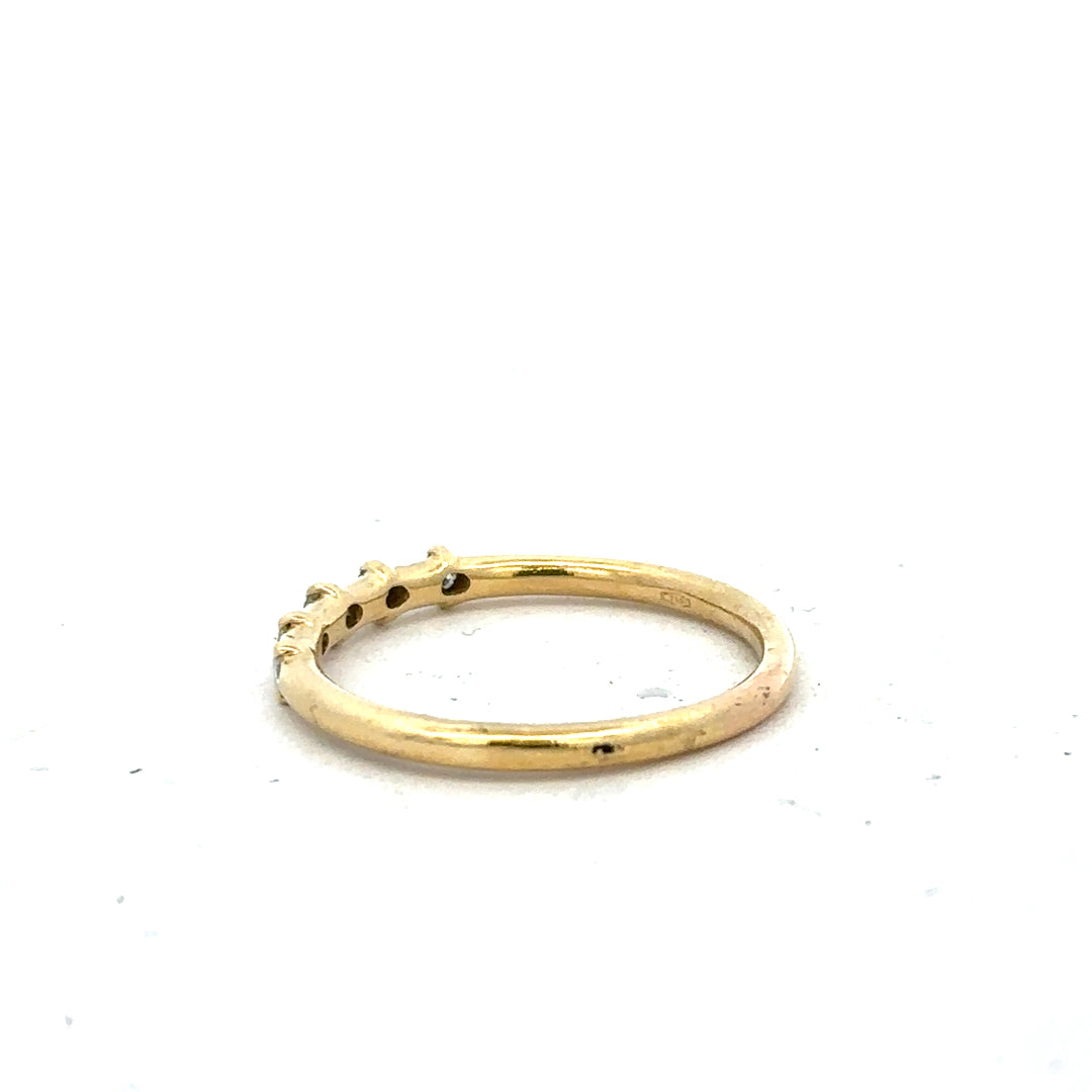 18ct yellow gold diamond ring in size S, featuring a sparkling diamond accent and a classic band design.