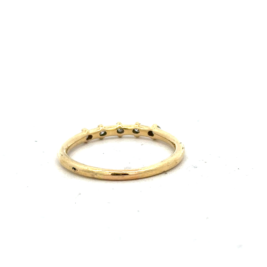 18ct yellow gold diamond ring in size S featuring a sparkling central diamond on an elegant band.