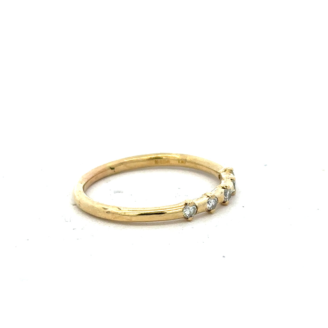 18ct yellow gold diamond ring in size S with sparkling diamonds, showcasing elegant craftsmanship and a classic design.