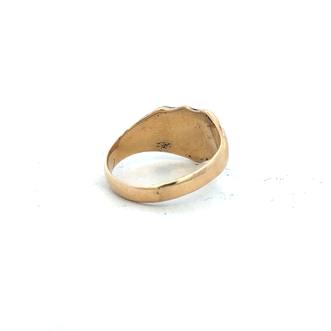 18ct yellow gold signet ring in size O with a smooth, polished finish, unbranded jewelry piece.