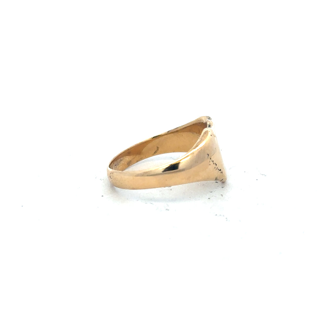 18ct yellow gold signet ring in size O with a smooth polished surface, unbranded jewelry accessory.