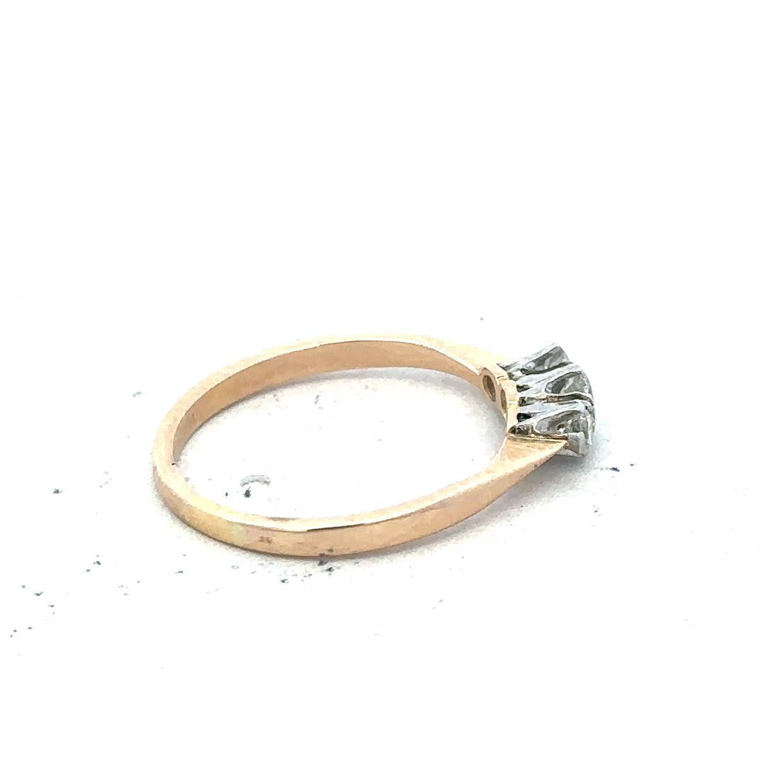 18ct yellow gold ring with three sparkling diamonds, elegant jewelry piece featuring a classic design.