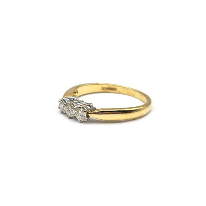 18ct yellow gold ring with three diamonds, elegant jewelry piece showcasing a classic design and sparkling gemstones.