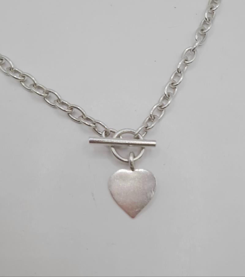 925 silver heart chain, unbranded, weighing 29.7g, featuring a delicate heart design, shown in a close-up view.