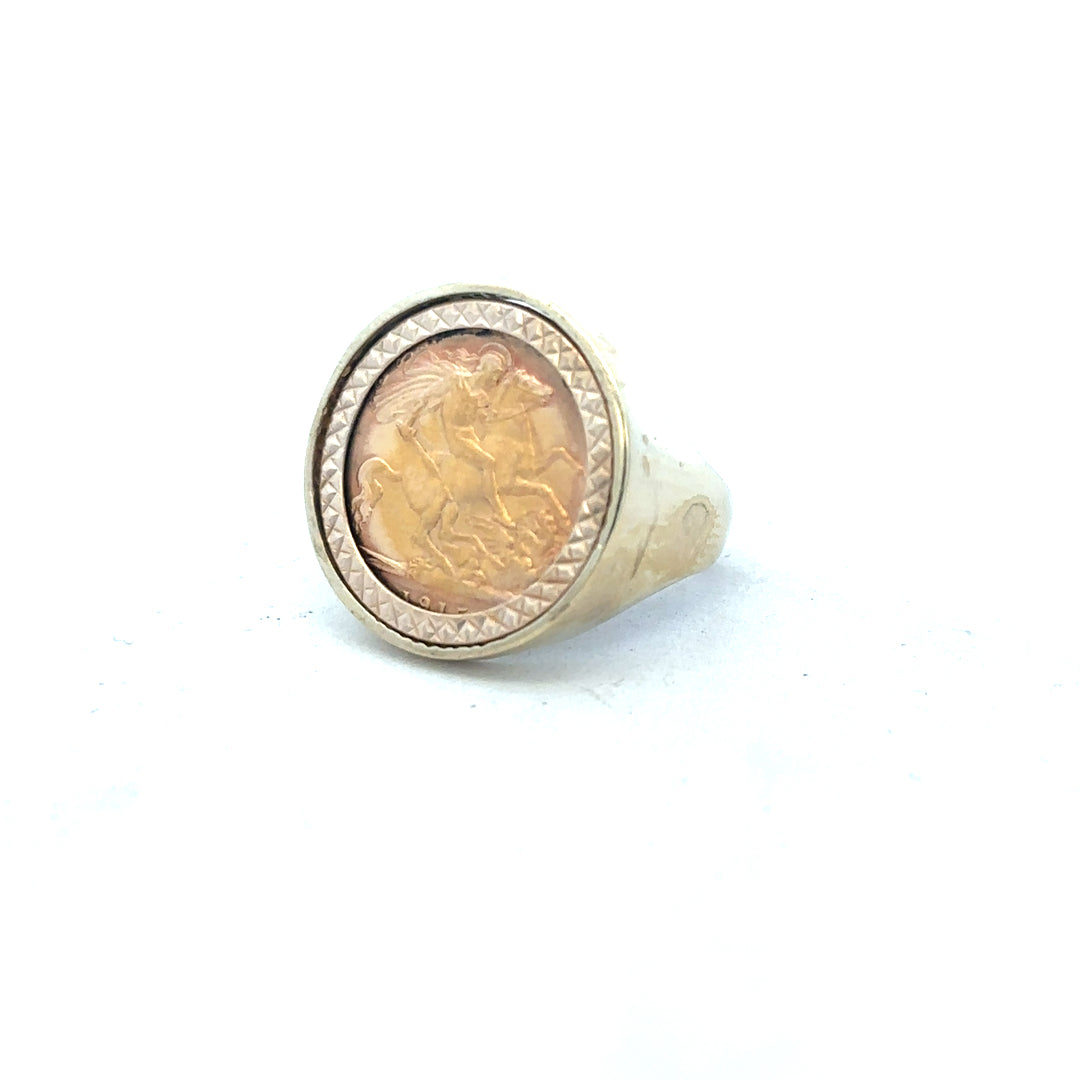9ct 1914 half sovereign ring in size R1/2, unbranded gold ring with vintage coin design, detailed close-up image.