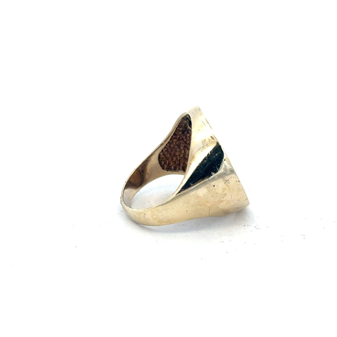 9ct gold 1914 half sovereign ring in size R1/2, unbranded, featuring detailed coin design and classic gold band.