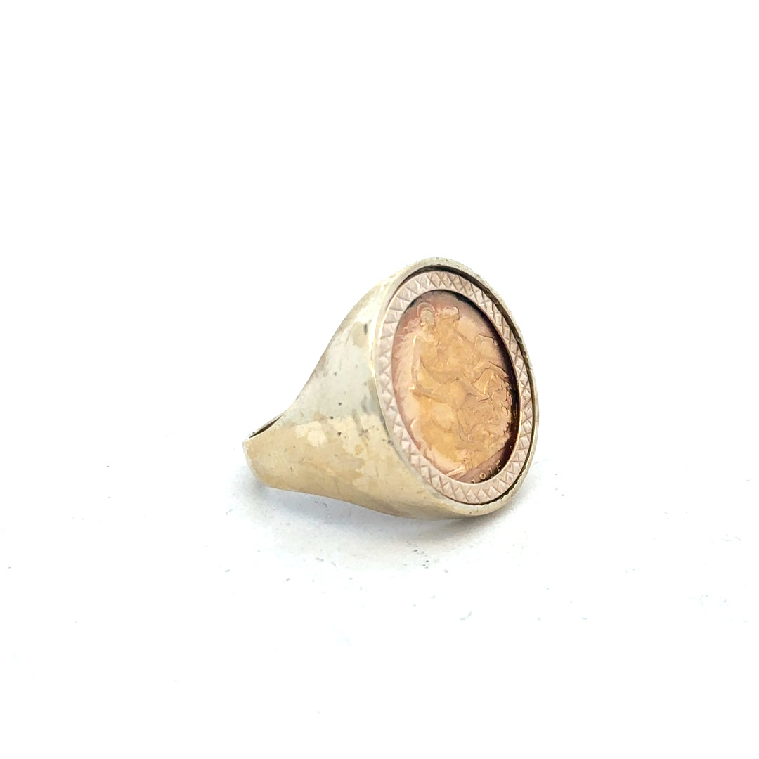 9ct gold 1914 half sovereign ring in size R1/2, unbranded, with detailed design visible on the vintage coin ring.