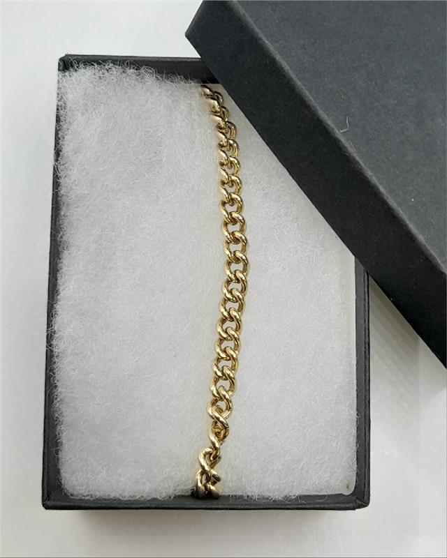 9ct gold bracelet weighing 12.6g and 21cm in length, unbranded jewelry displayed with detailed craftsmanship.