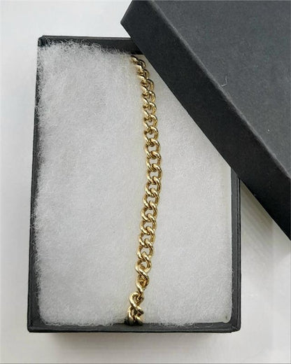 9ct gold bracelet weighing 12.6g and 21cm in length, unbranded jewelry displayed with detailed craftsmanship.