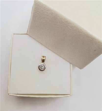9ct gold diamond pendant weighing 0.7g, featuring a sparkling diamond setting, unbranded jewelry accessory.