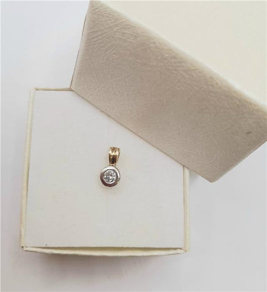 9ct gold diamond pendant weighing 0.7g, featuring a sparkling diamond setting, unbranded jewelry accessory.