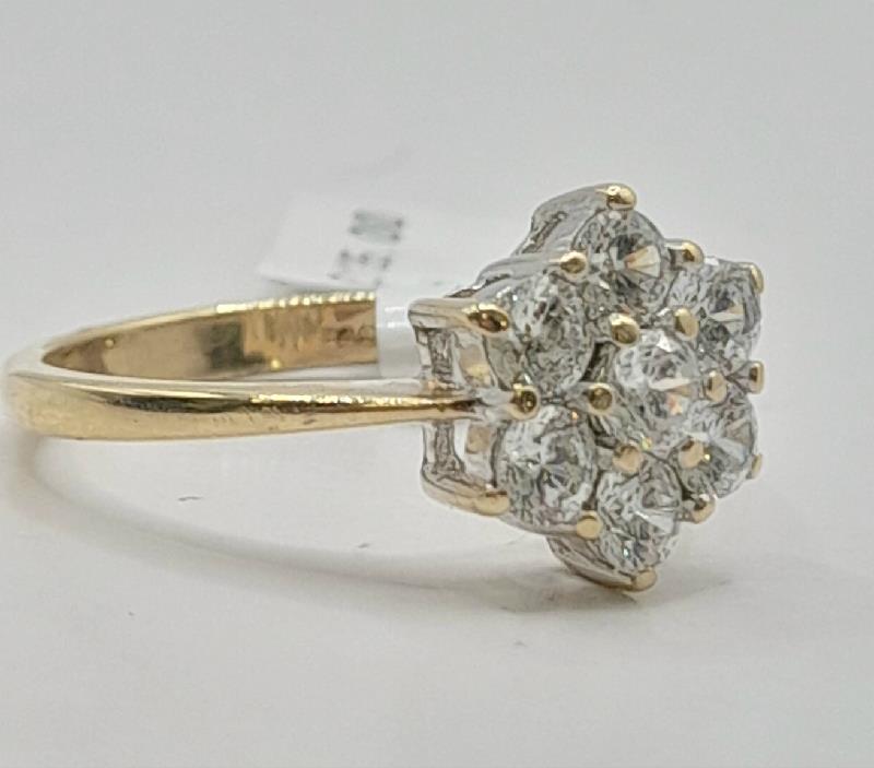 9ct gold ring in size O, weighing 3.1g, featuring a simple unbranded design with a smooth band and polished finish.