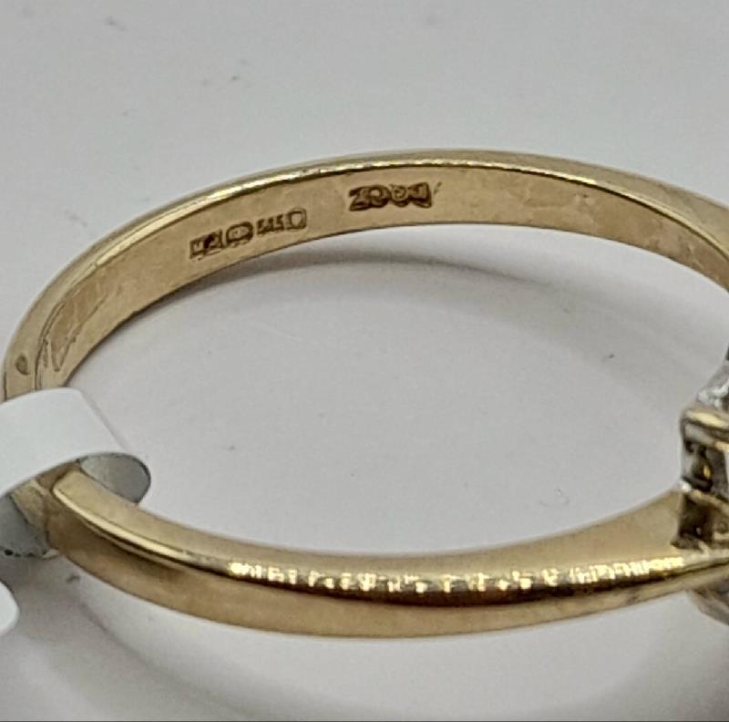 9ct gold ring in size O, weighing 3.1g, featuring a classic design and unbranded style, showcased on a plain background.