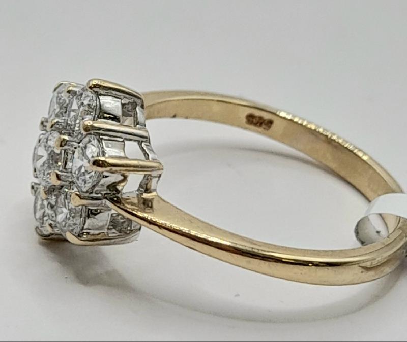 9ct gold ring in size O, weighing 3.1 grams, unbranded, showcasing a simple gold band with a smooth finish.