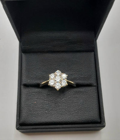 9ct gold ring in size O, weighing 3.1g, featuring a simple band design. Unbranded jewelry accessory.