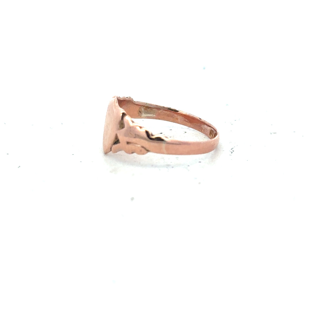 9ct gold ring in size O featuring a smooth band, unbranded jewelry piece with a polished finish and classic design.