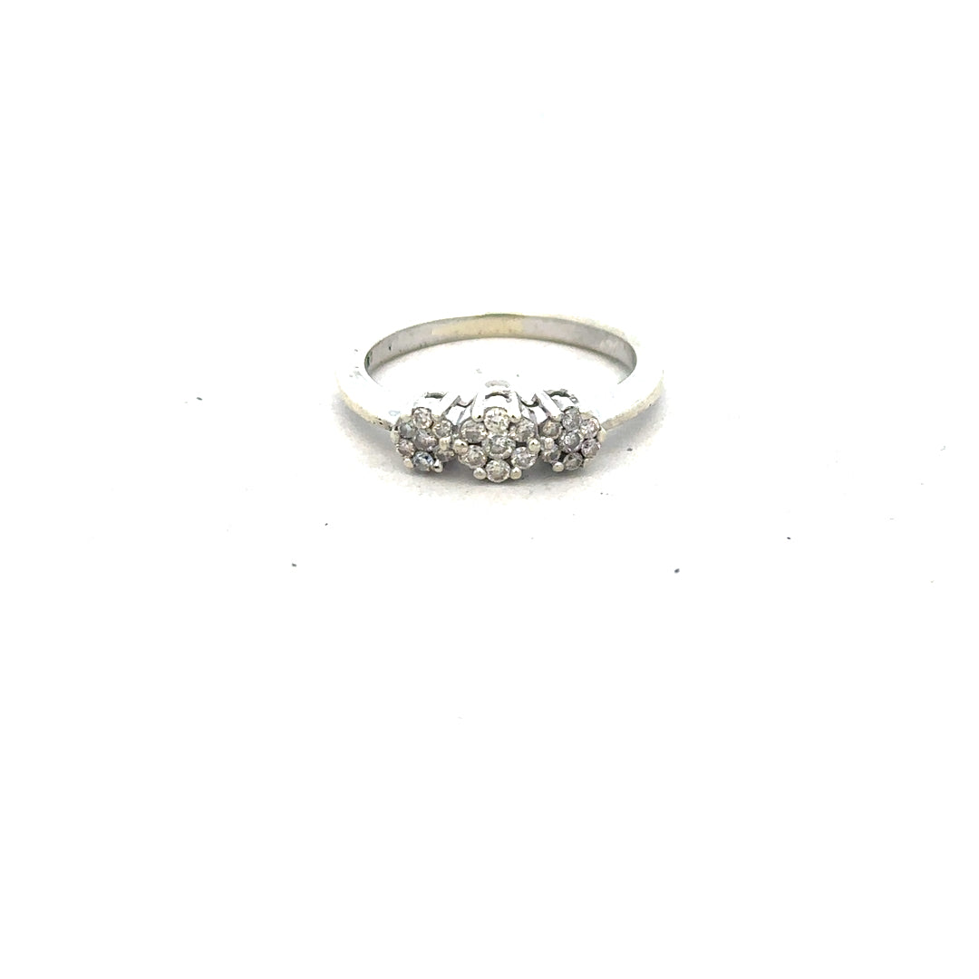 9ct white gold diamond ring with 25pts of diamonds in size I1/2, elegant jewelry piece featuring sparkling stones.