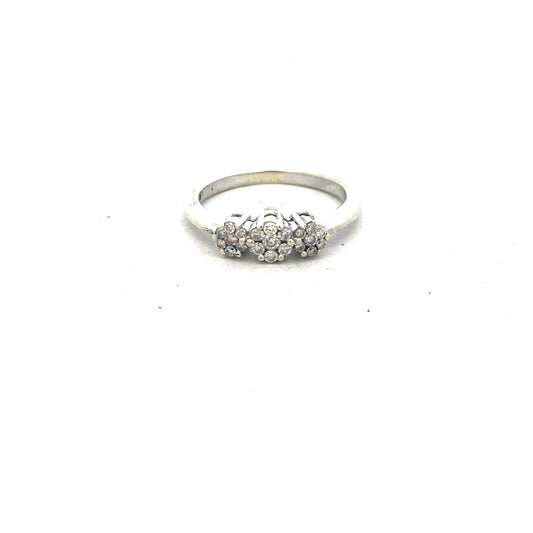 9ct white gold diamond ring with 25pts of diamonds in size I1/2, elegant jewelry piece featuring sparkling stones.