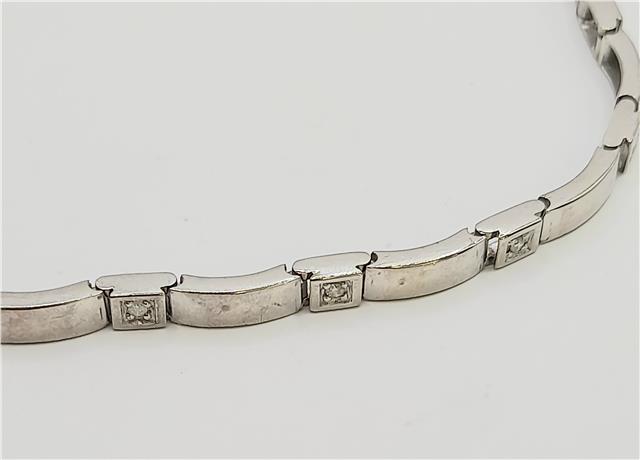9ct white gold diamond bracelet with intricate design, weighs 8.6g, 8-inch length, unbranded jewelry accessory.