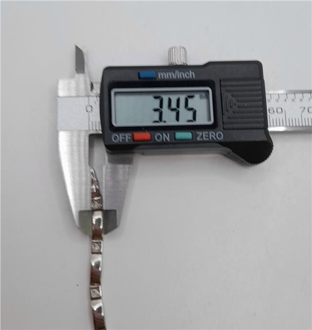 9ct white gold diamond bracelet with intricate design, weighing 8.6g and measuring 8 inches in length.
